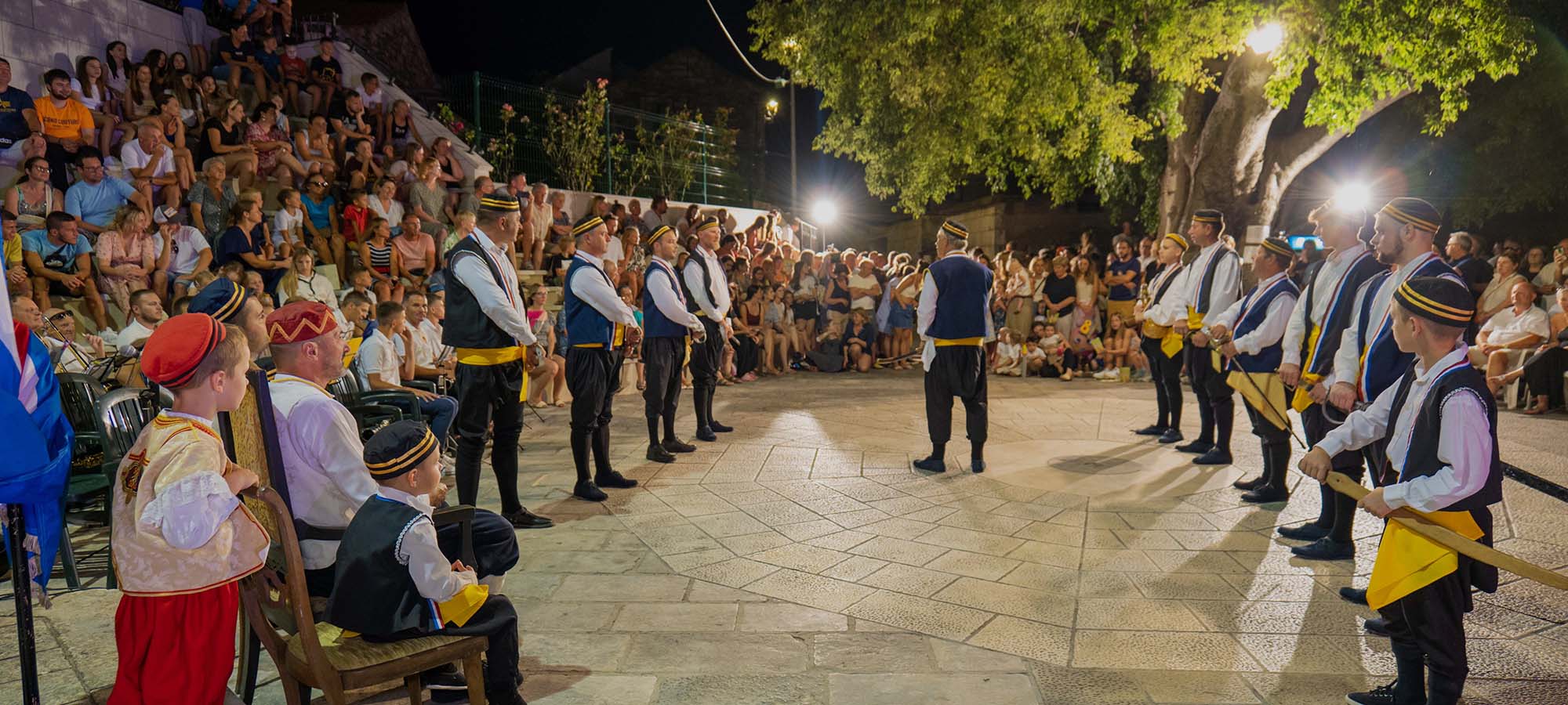 Skupina na otvorenom u lokalnom prostoru